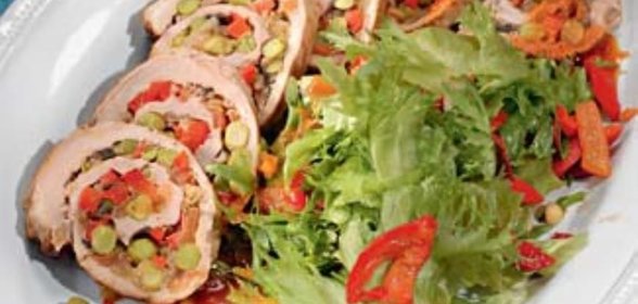 Рождественский куриный рулет с курагой и грибами