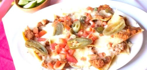 Начос на гриле под фетой, овощами и зеленью