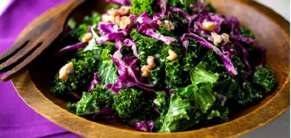 Капуста кале с красной капустой и грецкими орехами