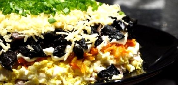 Салат с курицей и черносливом слоеный