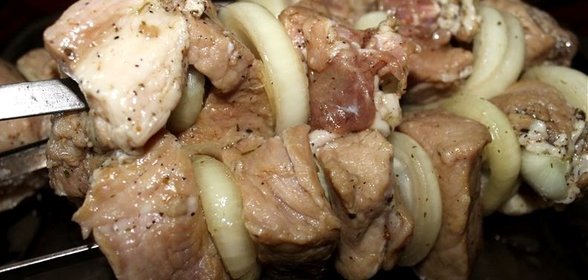 Шашлык из свинины, маринованный в водке с медом