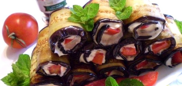 Баклажановые рулетики с сыром и помидором