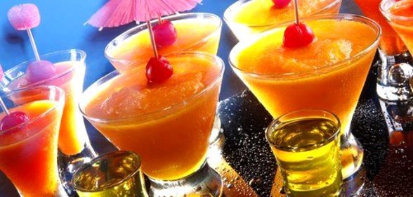 Коктейль с сорбетом из ананаса и персиков