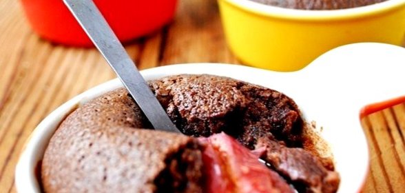 Шоколадный клафути со сливами