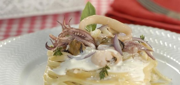 Гнезда с морским ассорти