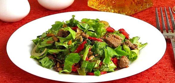 Салат из куриной печени с овощами