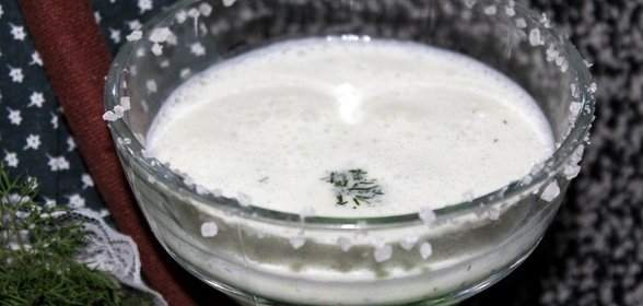 Кефирный напиток с огурцом, укропом и чесноком