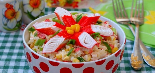 Рисовый салат с крабовыми палочками