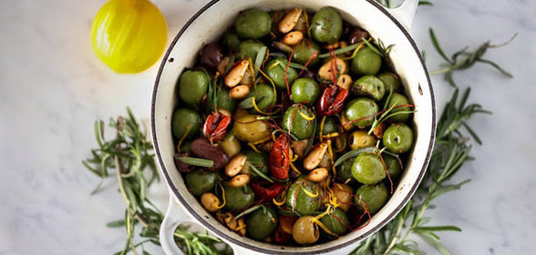 Теплые оливки с розмарином