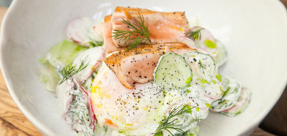 Летний салат со сметаной и лососем