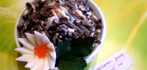 Салат с морской капустой и красной икрой