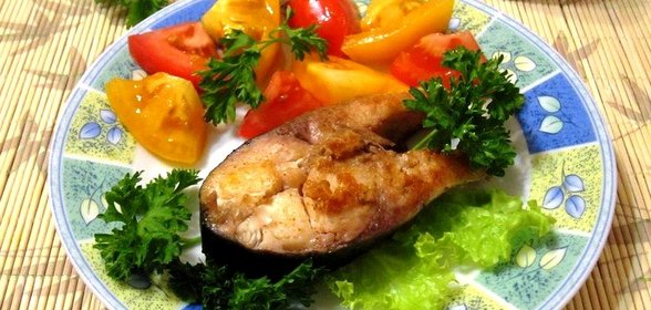 Толстолобик жареный со свежими помидорами