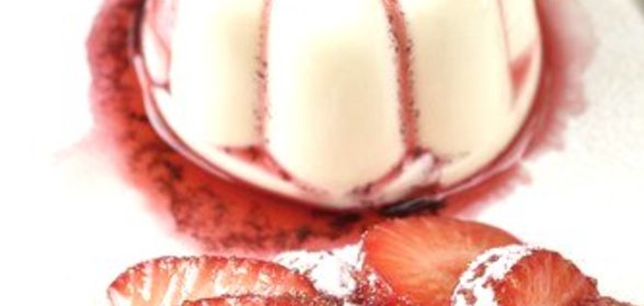 Панна-котта с черничным компотом