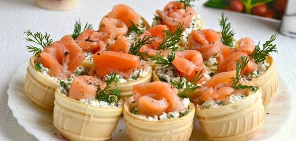 Вафельные корзиночки с брынзой и семгой