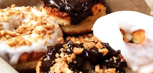 Творожные пончики в белой и шоколадной глазури