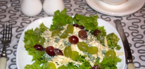 Салат с виноградом, сыром и чесноком