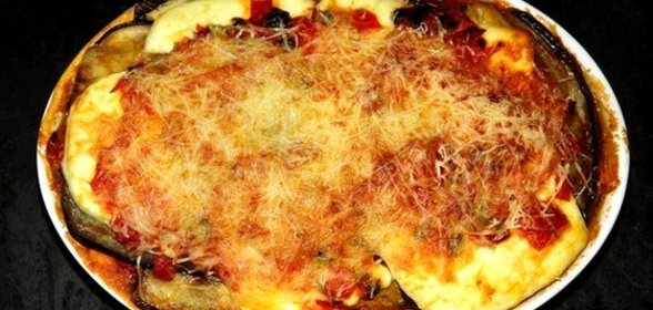 Баклажаны запеченные в томатном соусе под сыром