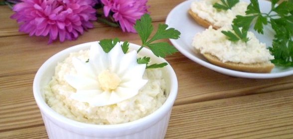 Салат из плавленного сыра с яйцом