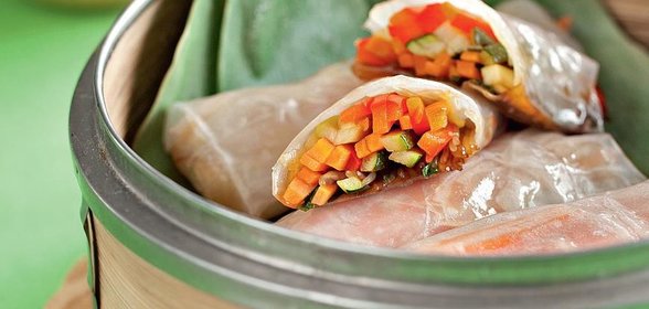 Паровые роллы с арахисовым соусом