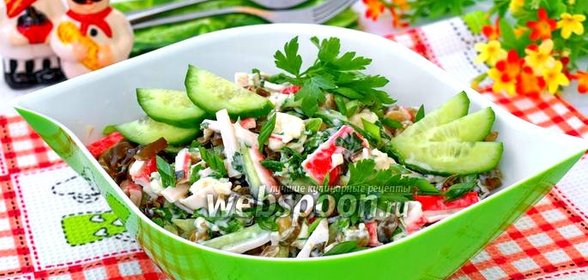Салат с морской капустой, крабовыми палочками и зелёным горошком