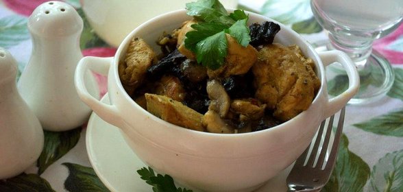 Куриная грудка в соусе с кари и грибами