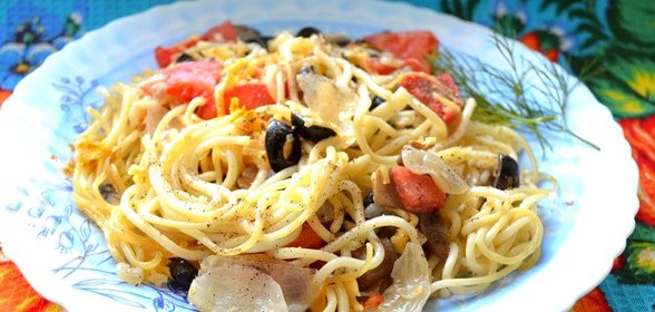 Спагетти с грибами и овощами
