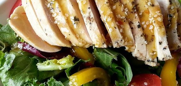 Салат с кунжутно-устричным соусом