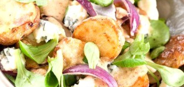 Теплый картофельный салат с маслинами, фетой и мятой