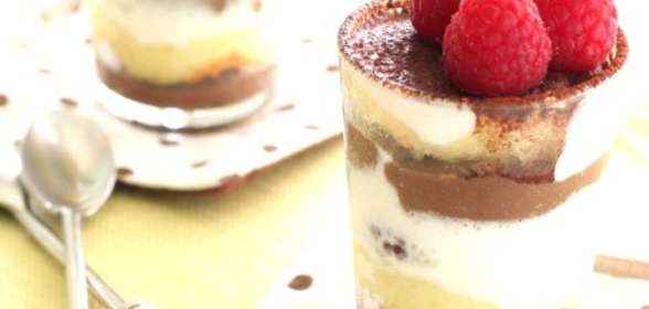 Молочно-шоколадное парфе с малиной и взбитыми сливками