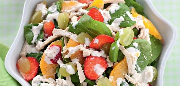 Фруктовый салат со шпинатом и мясом цыпленка