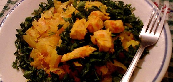 Тушеная капуста с курицей и куркумой
