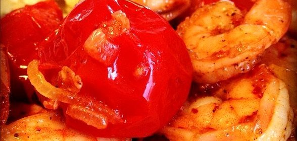 Тигровые креветки с помидорами черри и обжаренным луком (палео)