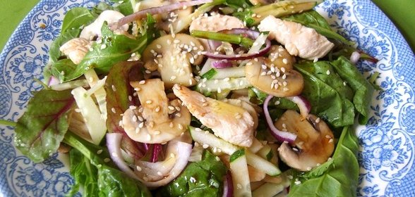 Салат пикантный с курицей и шампиньонами