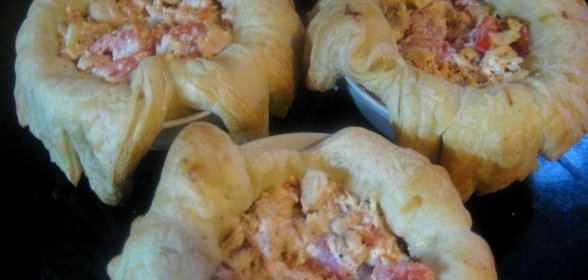 Слойки с курицей и помидорами