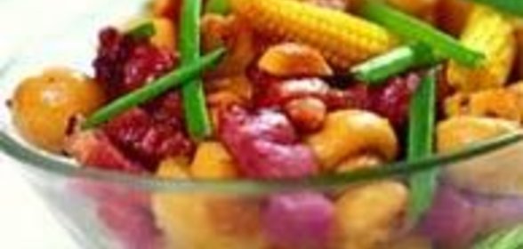 Горячий салат, приготовленный в воке на углях