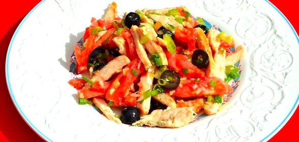 Салат из курицы с оливками и помидорами