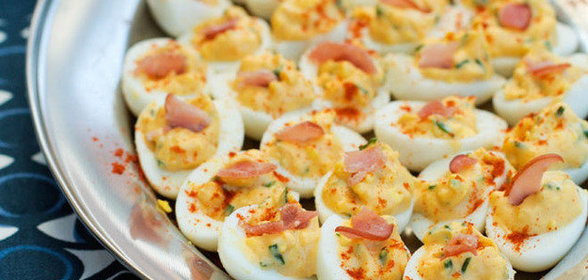 Перепелиные яйца, фаршированные беконом