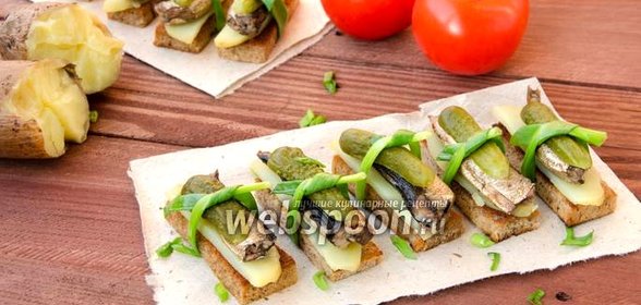 Тосты со шпротами и огурцами