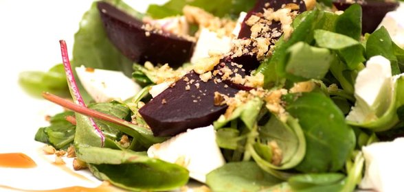 Салат с запеченной свеклой, сыром фета и соусом наршараб
