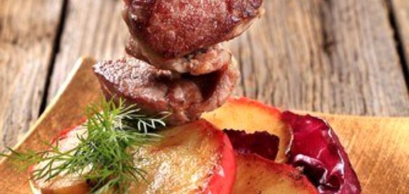 Свиной шашлык с яблоками и красным луком