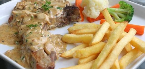 Свиная отбивная в грибном соусе