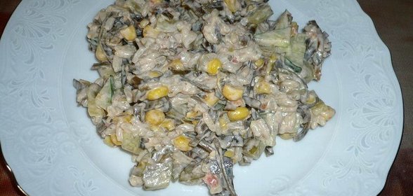Салат с морской капустой и кукурузой