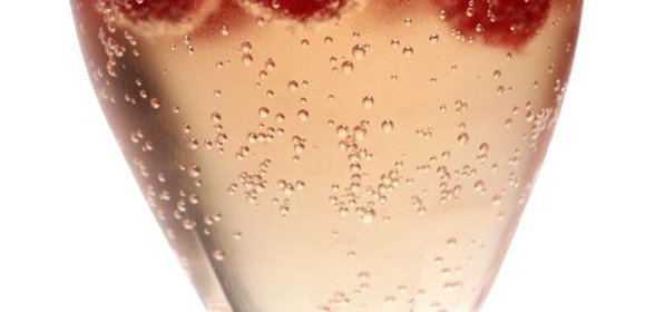 Коктейль на День святого Валентина с шампанским и малиной