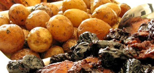 Свинина, печенная с картофелем и черносливом