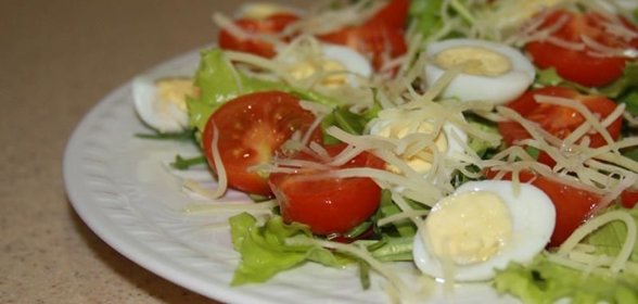 Салат с рукколой и помидорами и перепелиными яйцами