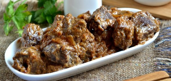 Гуляш из печени со сметаной