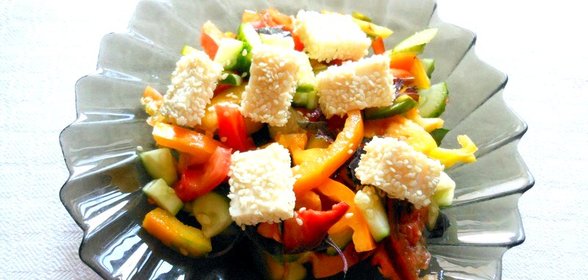 Овощной салат с кунжутом
