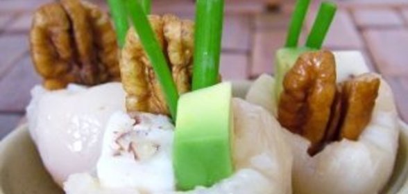 Закуска из личи и авокадо с бри