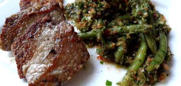 Жареное вымя с теплым салатом из зеленой фасоли