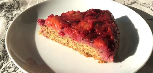 Сливово-брусничный безглютеновый перевернутый пирог (upside down cake)